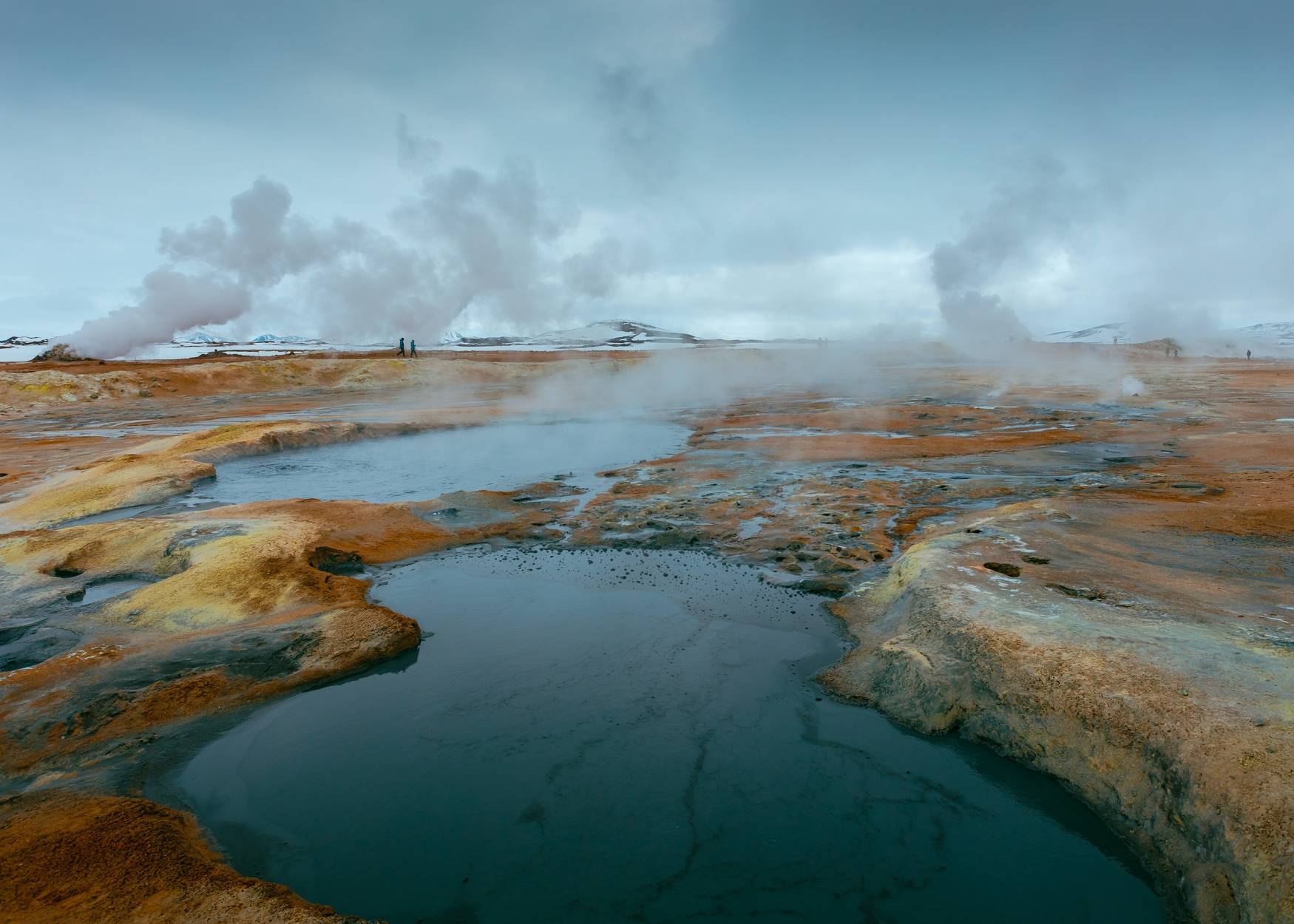 Myvatn-namaskard-boiling-mud-steam-on-a-fall-day-people-walking-in-the-distance