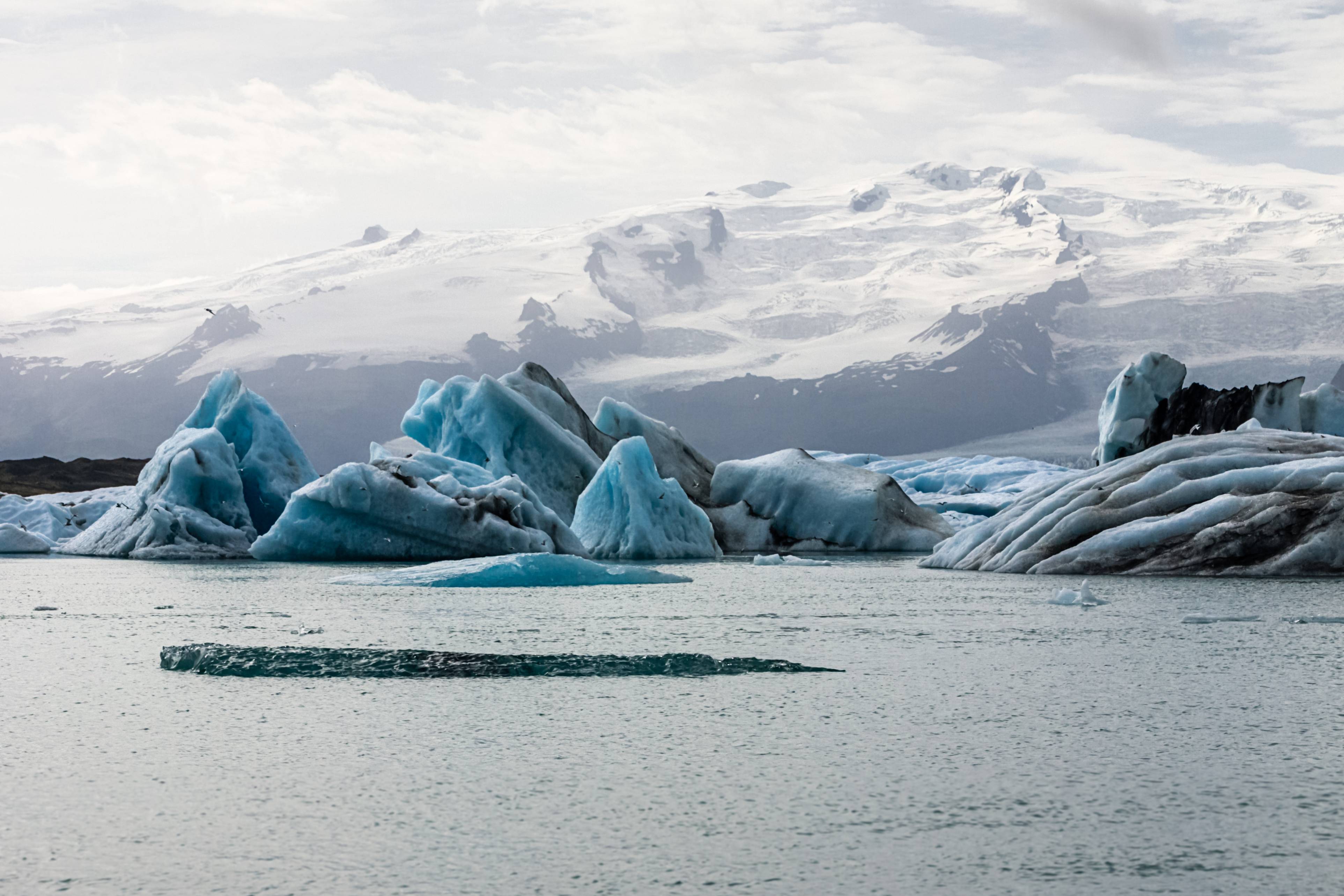 Jokulsarlon-glacier-lagoon-icebergs-with-mountain-and-vatnajokull-glacier-in-background