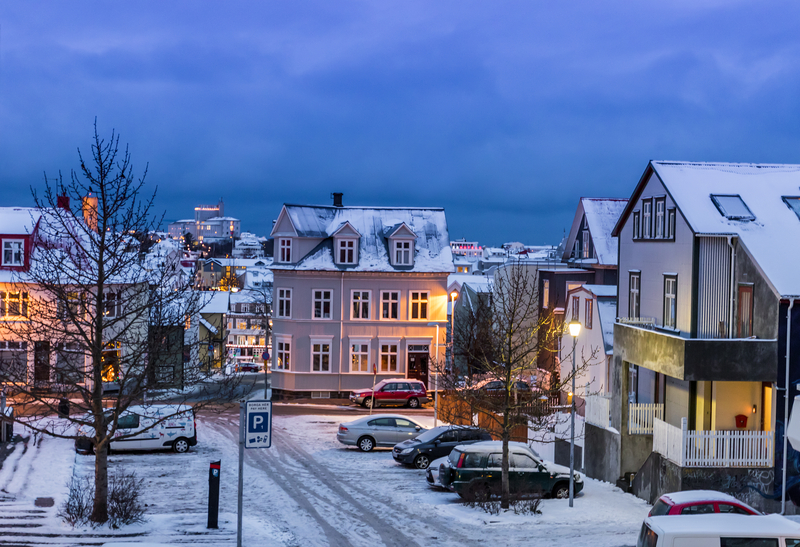 Reykajvik-in-december-snow-on-streets-and-dark-during-the-day