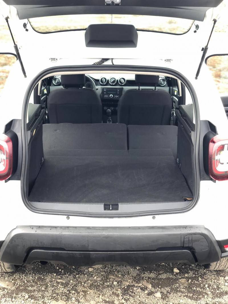 Bagażnik Dacia Duster ze złożonymi tylnymi siedzeniami