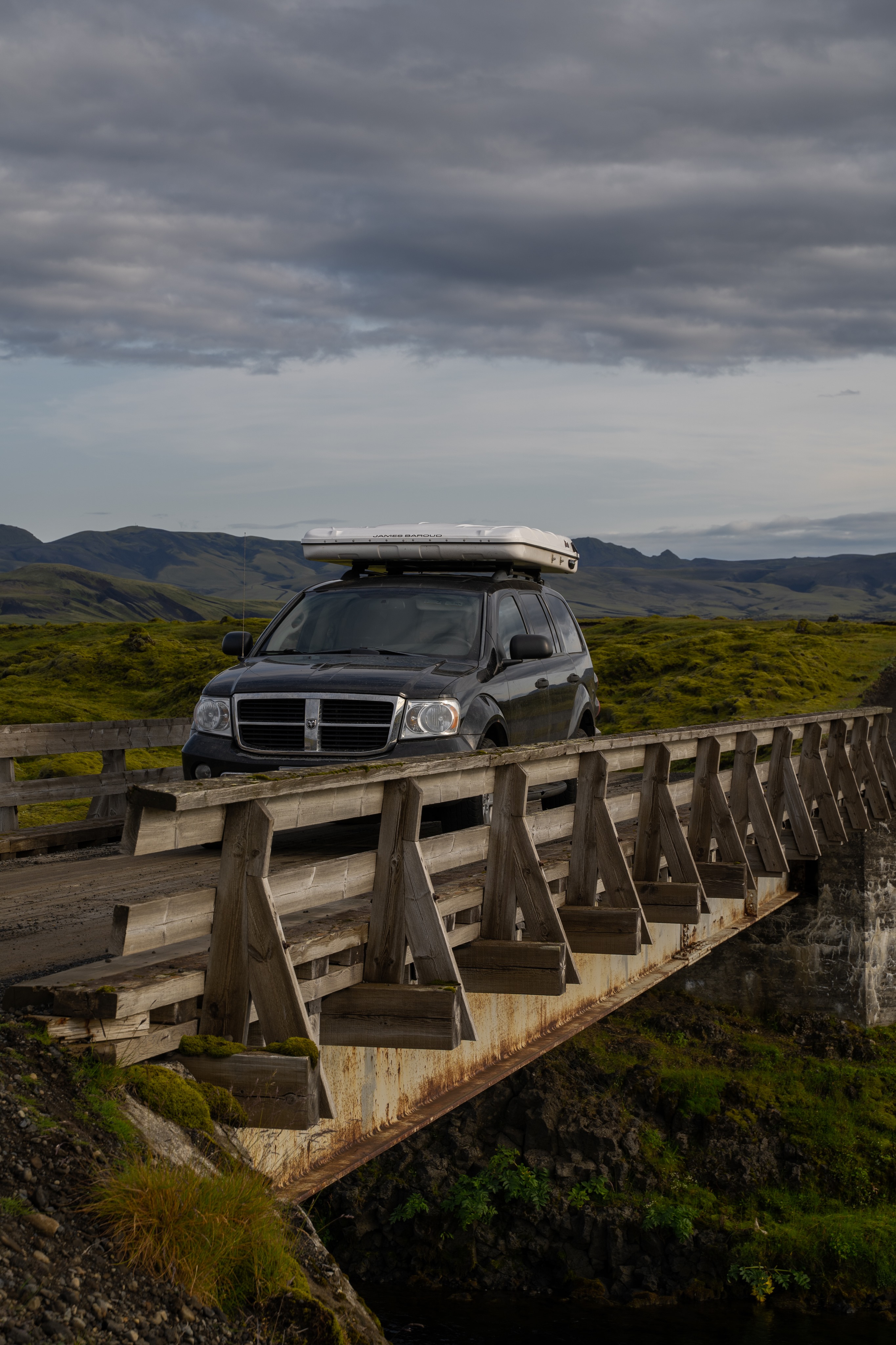 Dodge Durango z namiotem na dachu na Islandii
