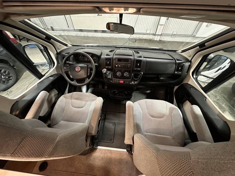 Caratour 600DQ Driving seats