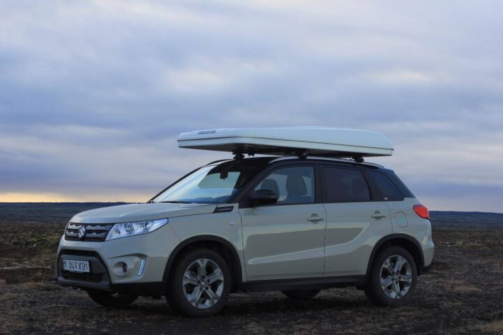 Suzuki Vitara mit geschlossenem Dachzelt