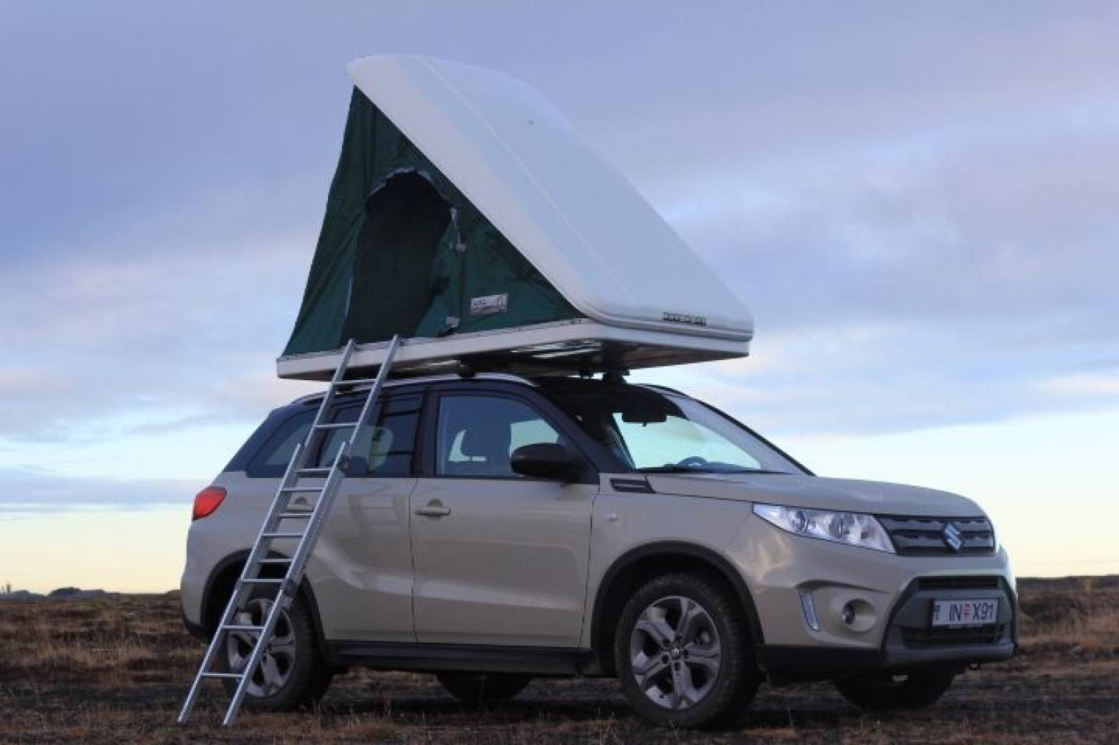 Camper Suzuki Vitara con tenda da tetto