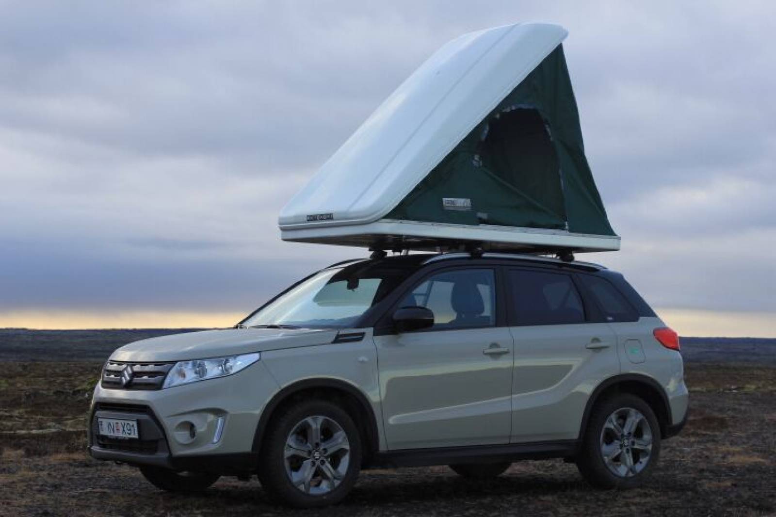 Suzuki Vitara con tenda da tetto