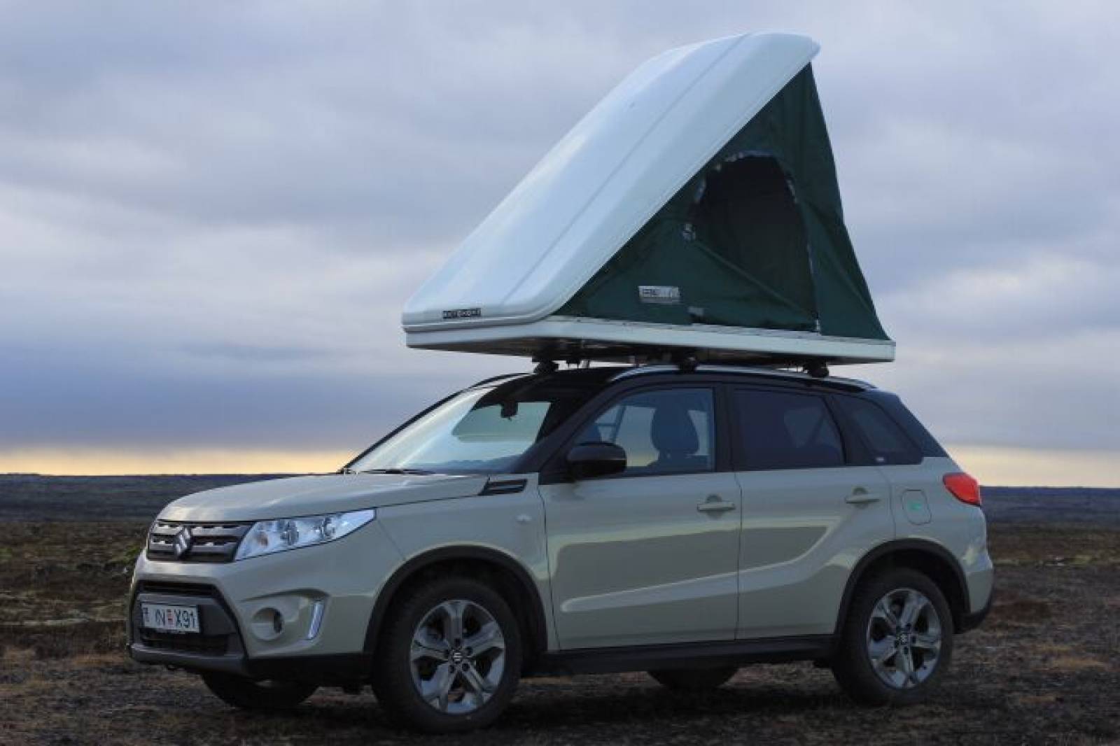 Suzuki Vitara mit Dachzelt