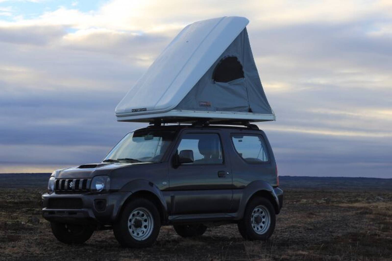 Suzuki Jimny Dachzelt geöffnet