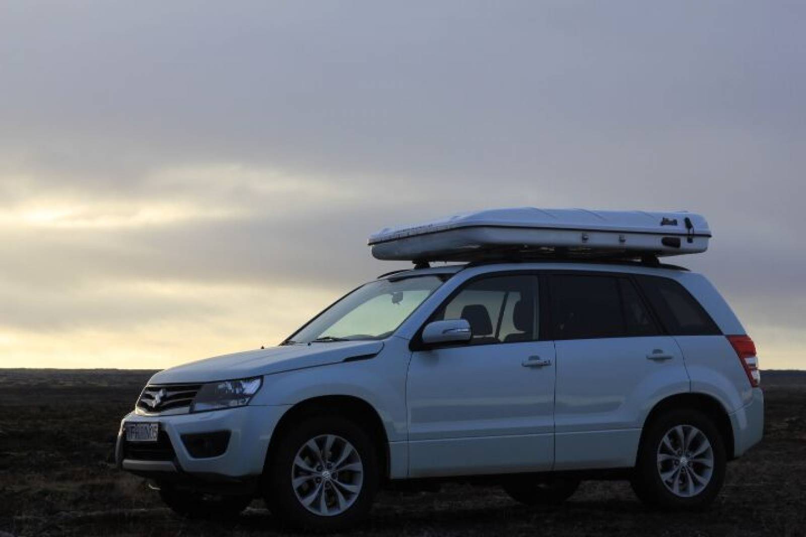 Suzuki Grand Vitara con tenda da tetto