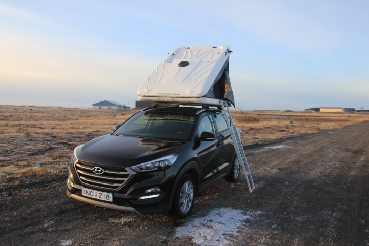 Hyundai Tucson z namiotem dachowym i drabiną