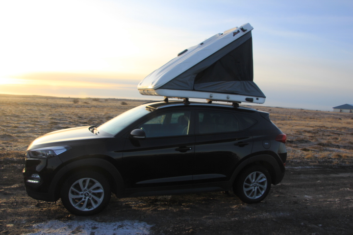 Hyundai Tucson z namiotem na dachu