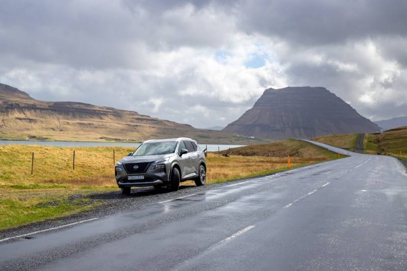 Nissan X-Trail garée au bord d'une route en Islande