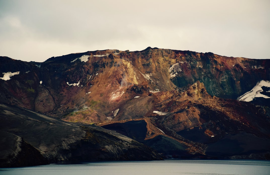 Čudovite gore z bogatimi barvami v Askji na Islandiji