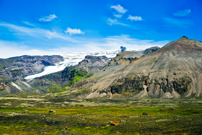 Skaftafell-nature-reserve-with-view-of-greenery-mountains-and-vatnajokull-glacier