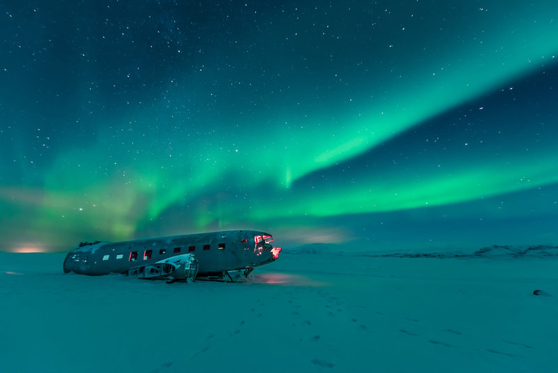 plane-wreck-in-solheimasandur-iceland-during-a-cold-winter-night-with-northern-lights-in-the-background