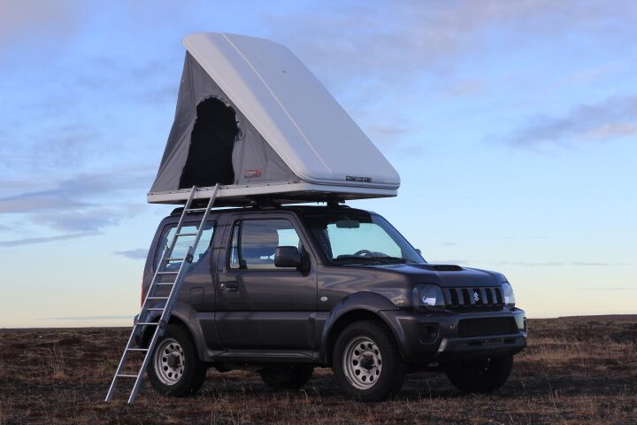 Namiot dachowy Suzuki Jimny z drabiną na Islandii