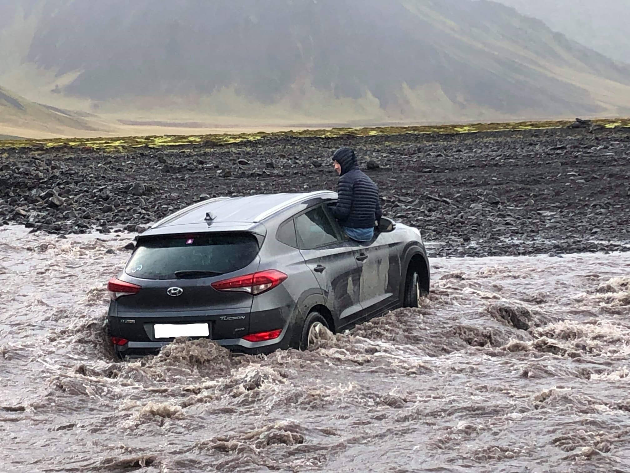 coche atascado en el río Krossá